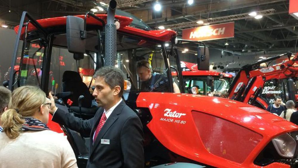 Lukas Krejcir, directeur financier de Zetor, avec des clients, sur le stand de Techagro, devant le nouveau Major. © V. Gobert/GFA